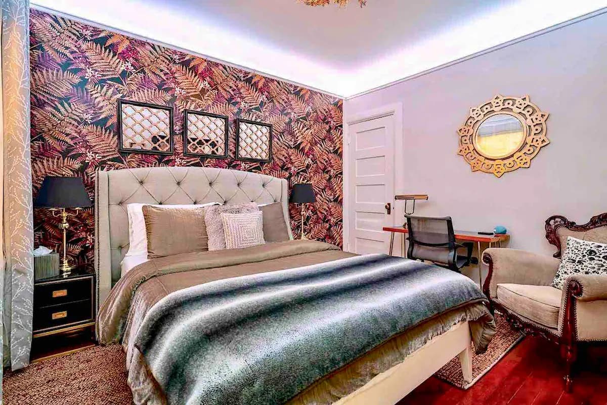 Victorian Oasis with Original Art & Chandeliers - Photo 25