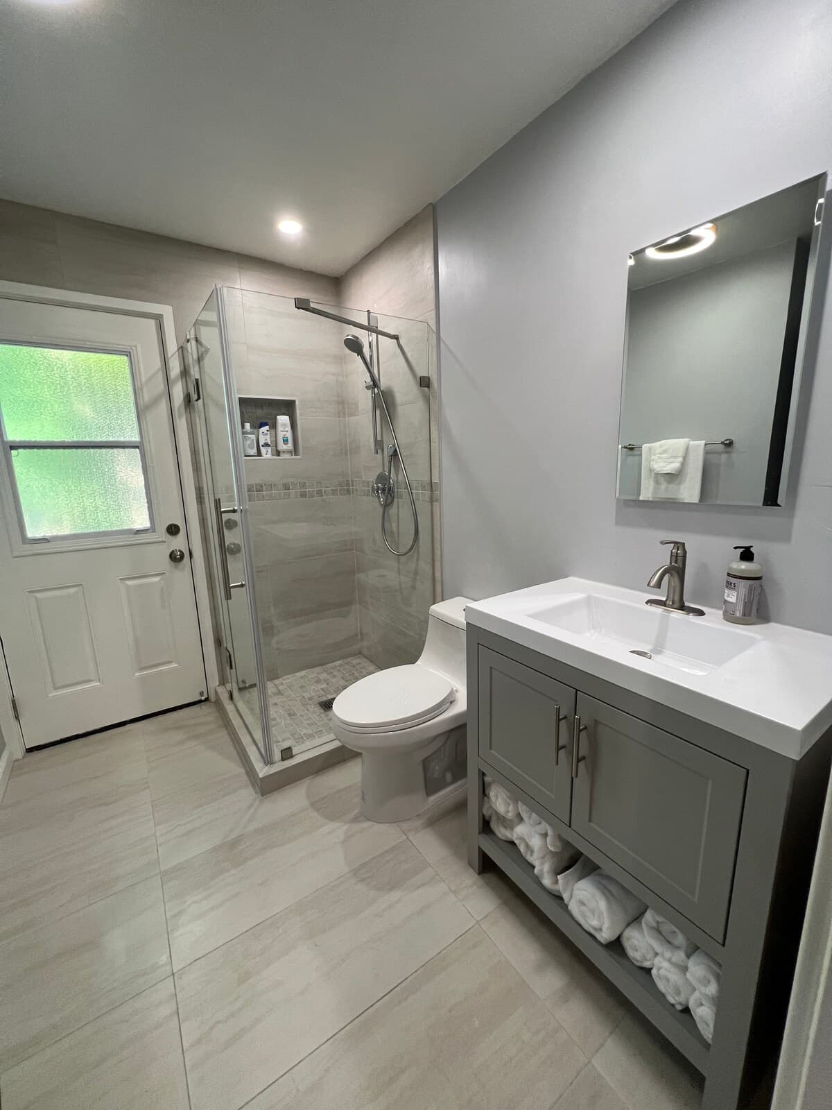 Home in East Palo Alto · ★4.97 · 1 bedroom · 2 beds · 1 bath - Image 8