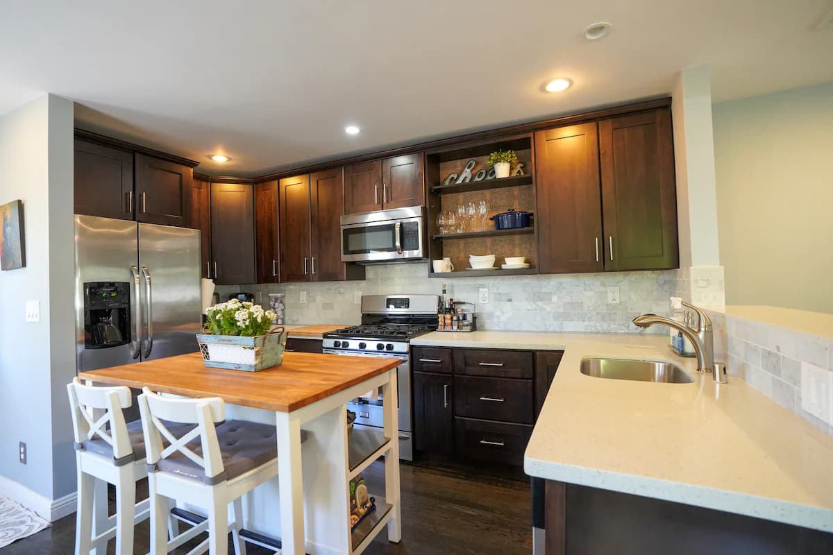 Home in Redwood City · ★4.8 · 3 bedrooms · 4 beds · 2 baths - Image 3