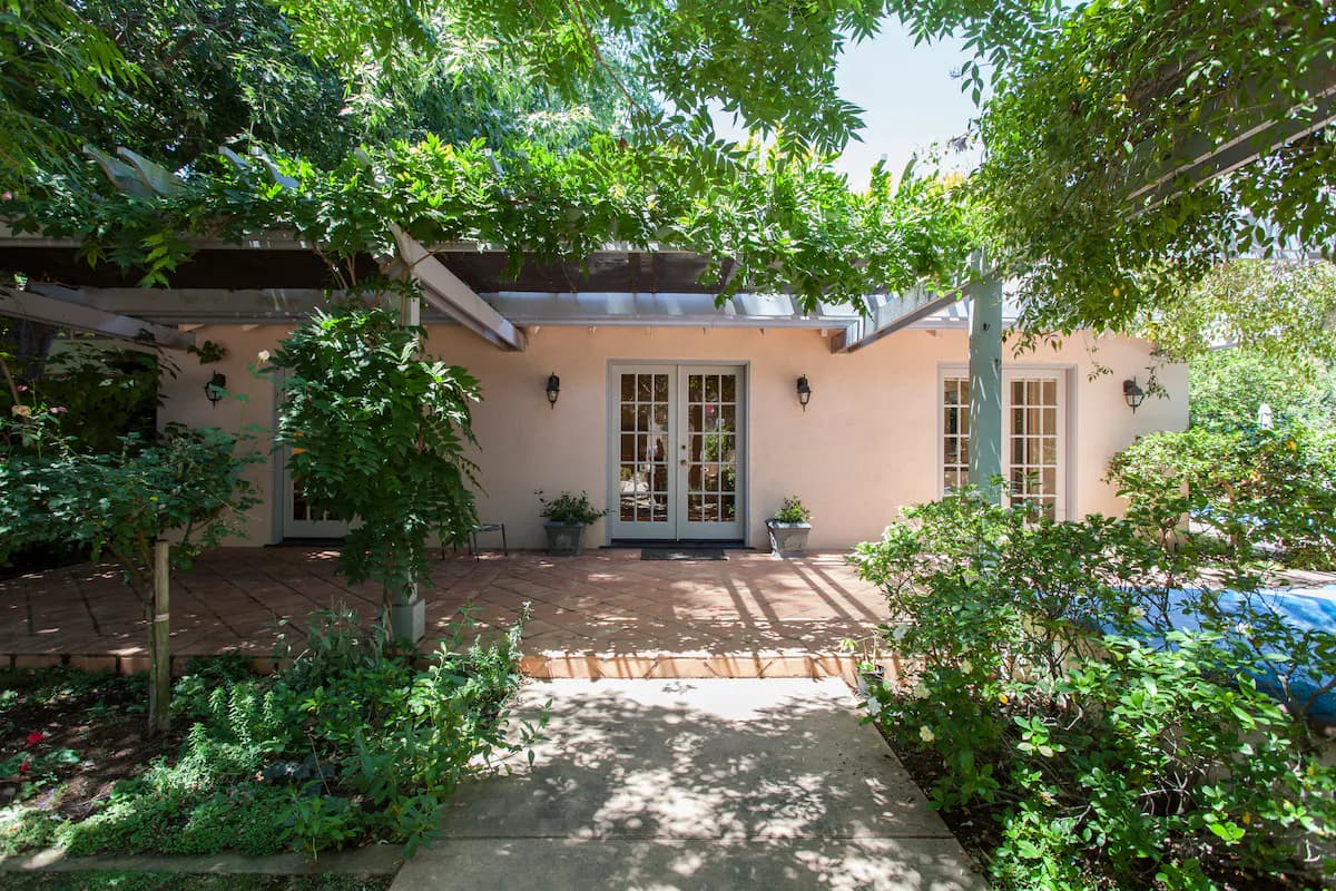 Garden Cottage with Pool Views Near Downtown - Photo 19