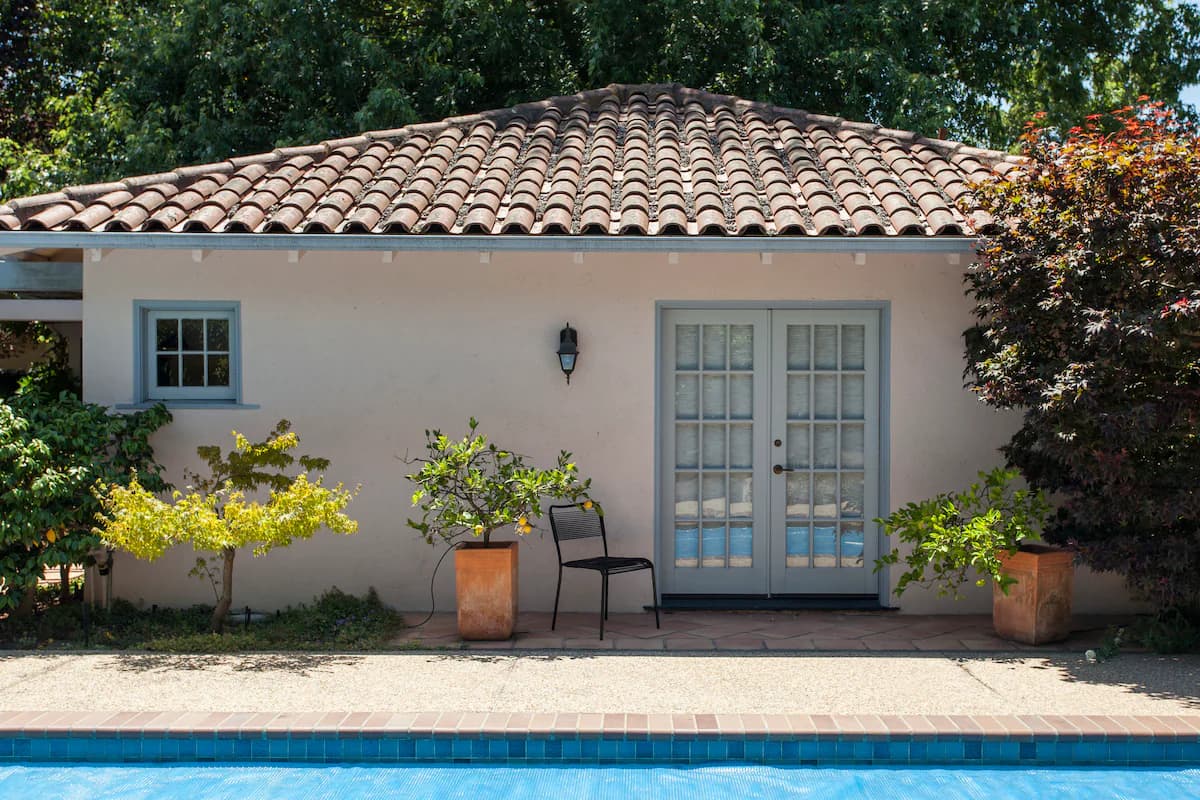 Garden Cottage with Pool Views Near Downtown - Photo 20