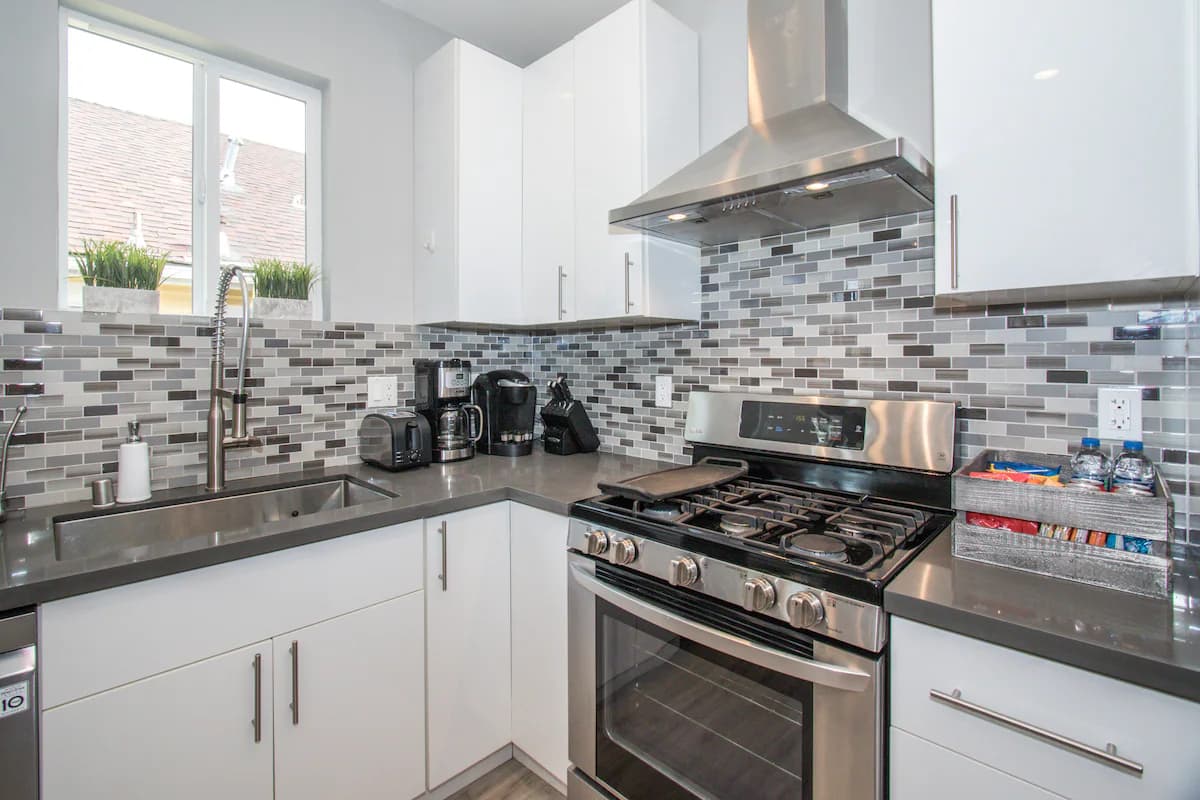Home in Daly City · ★4.88 · 8 bedrooms · 16 beds · 5 baths - Image 8