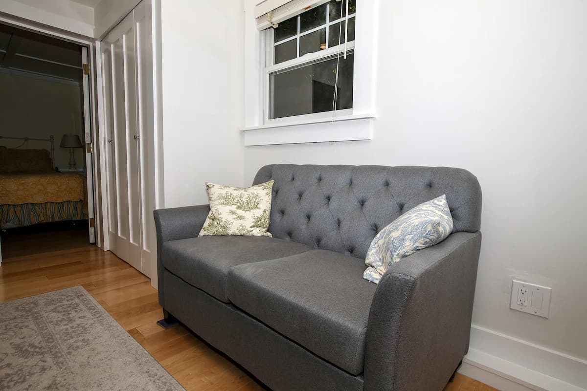 Guesthouse in Menlo Park · ★4.94 · 1 bedroom · 2 beds · 1 bath - Image 2