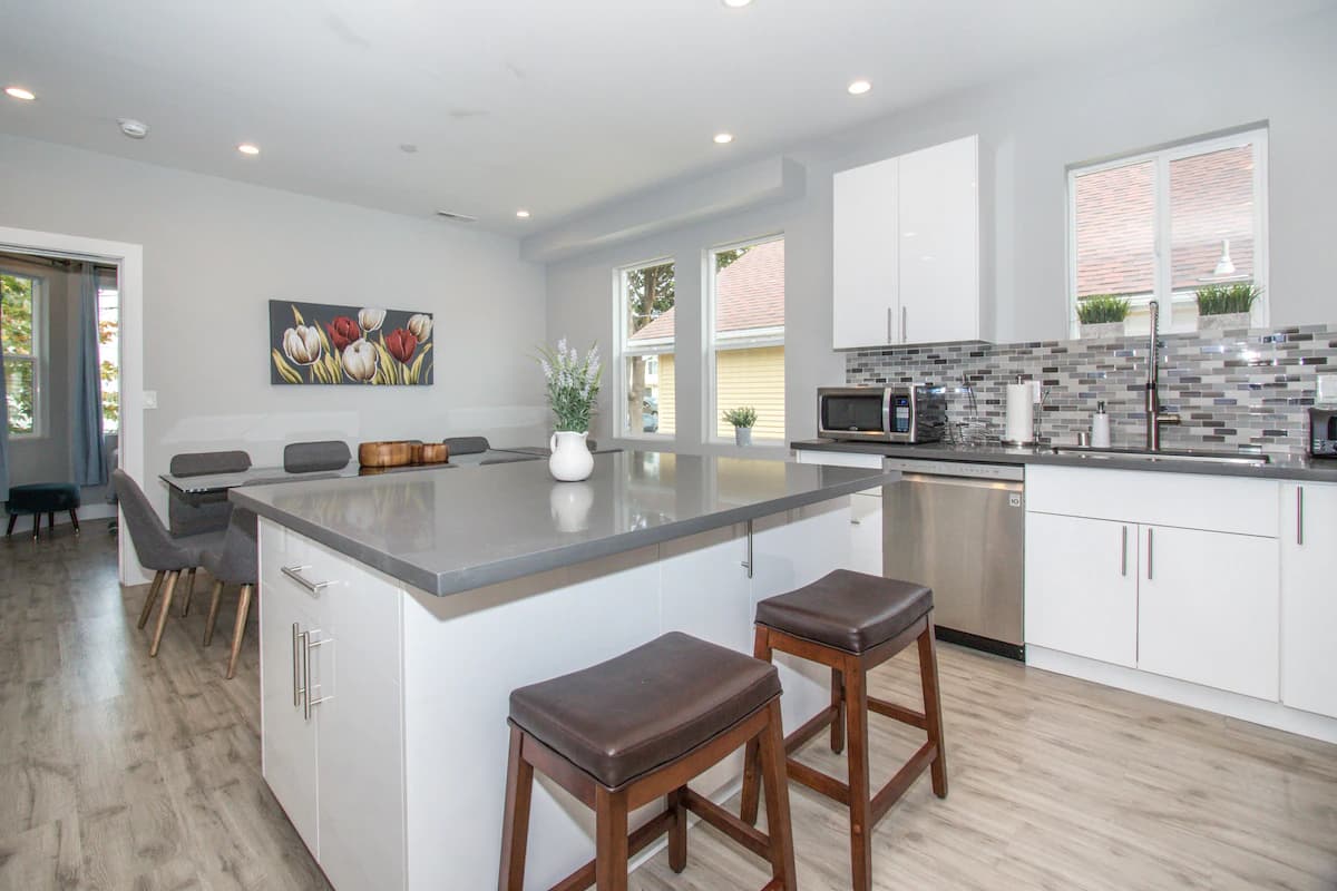 Home in Daly City · ★4.88 · 8 bedrooms · 16 beds · 5 baths - Image 6