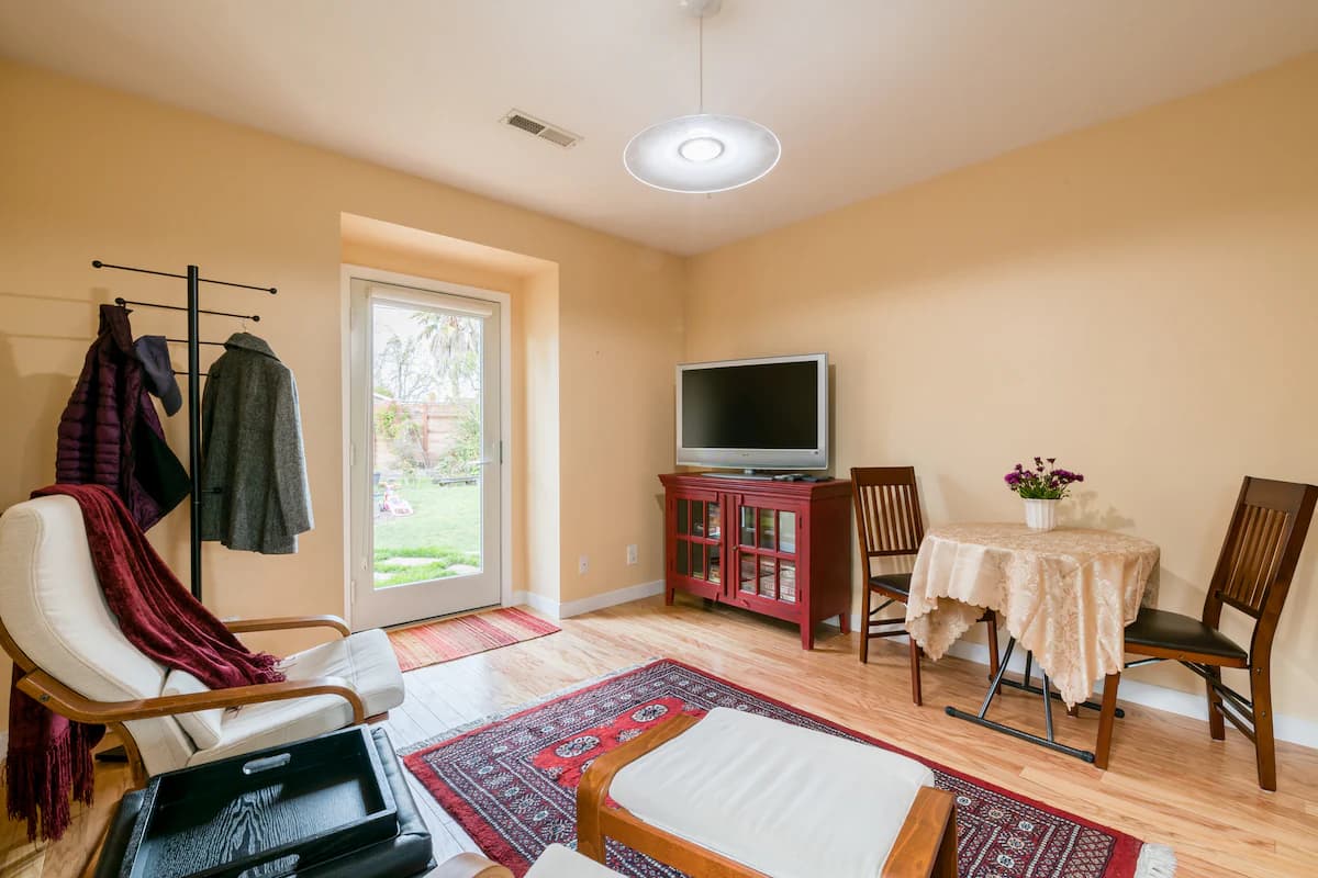 Charming guest unit in picturesque Palo Alto - Image 4