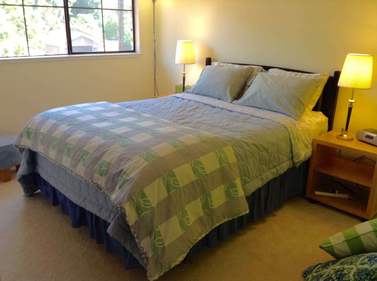 Home in Palo Alto · ★4.95 · 4 bedrooms · 4 beds · 3 baths - Image 16