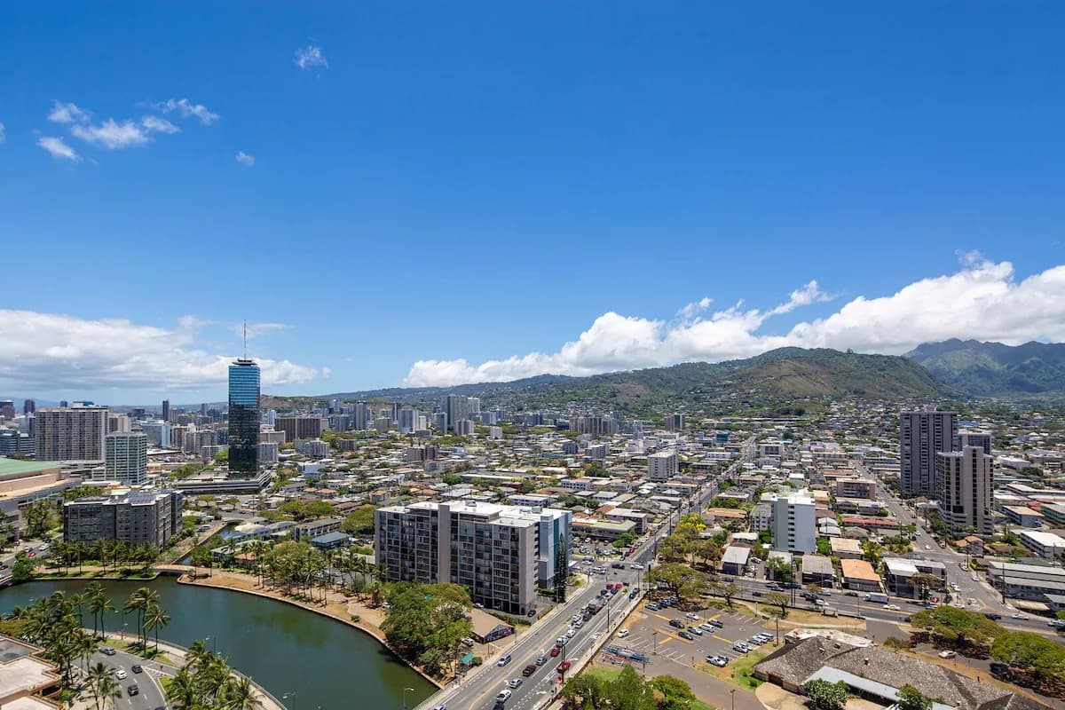 Condo in Honolulu · ★4.73 · Studio · 1 bed · 1 shared bath - Image 13