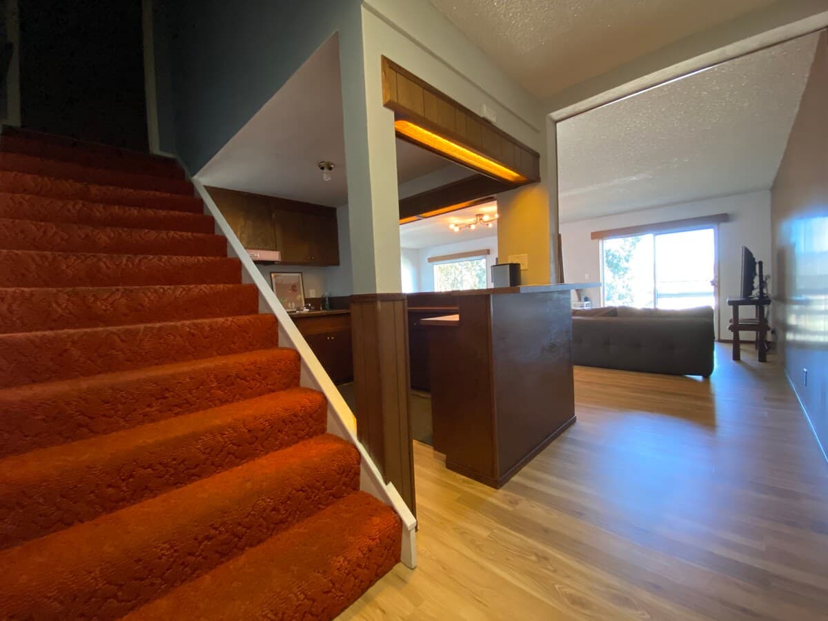 Chic, sun-drenched studio w/views and parking. - Photo 28