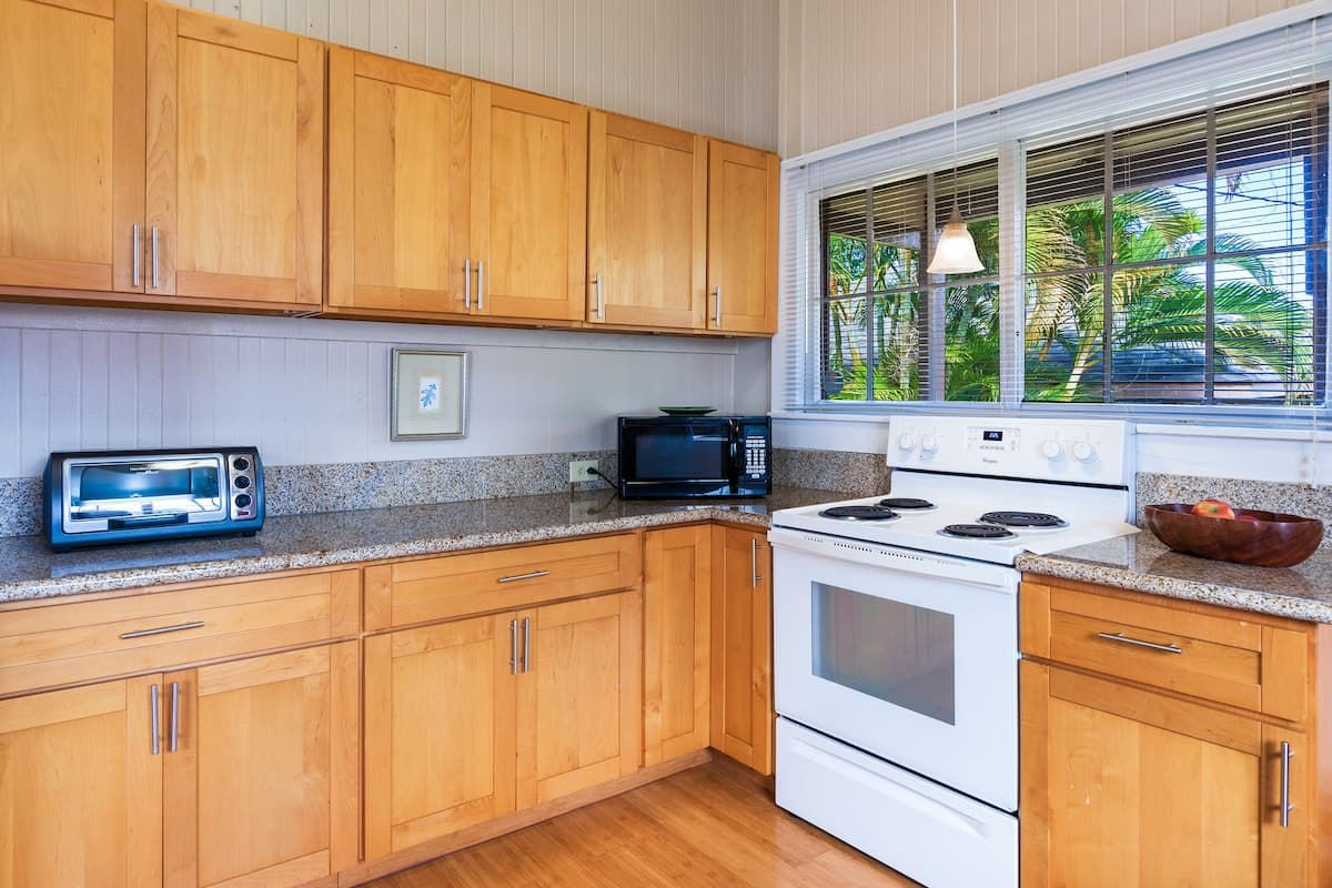 Renovated Plantation Home; Walk into Wailuku Town! - Image 10