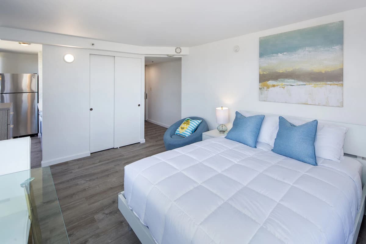 Condo in Honolulu · ★4.73 · Studio · 1 bed · 1 shared bath - Image 7