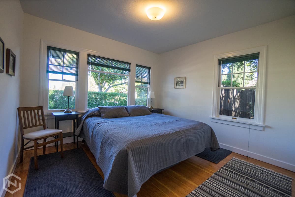 Home in Palo Alto · ★4.93 · 4 bedrooms · 4 beds · 3 baths - Image 20