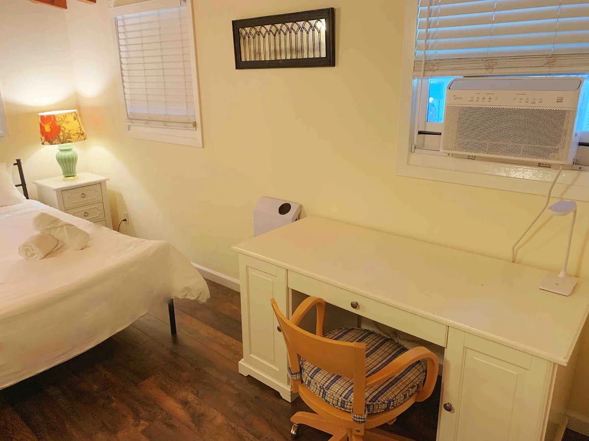Home in Palo Alto · ★4.8 · 2 bedrooms · 3 beds · 1 bath - Image 10