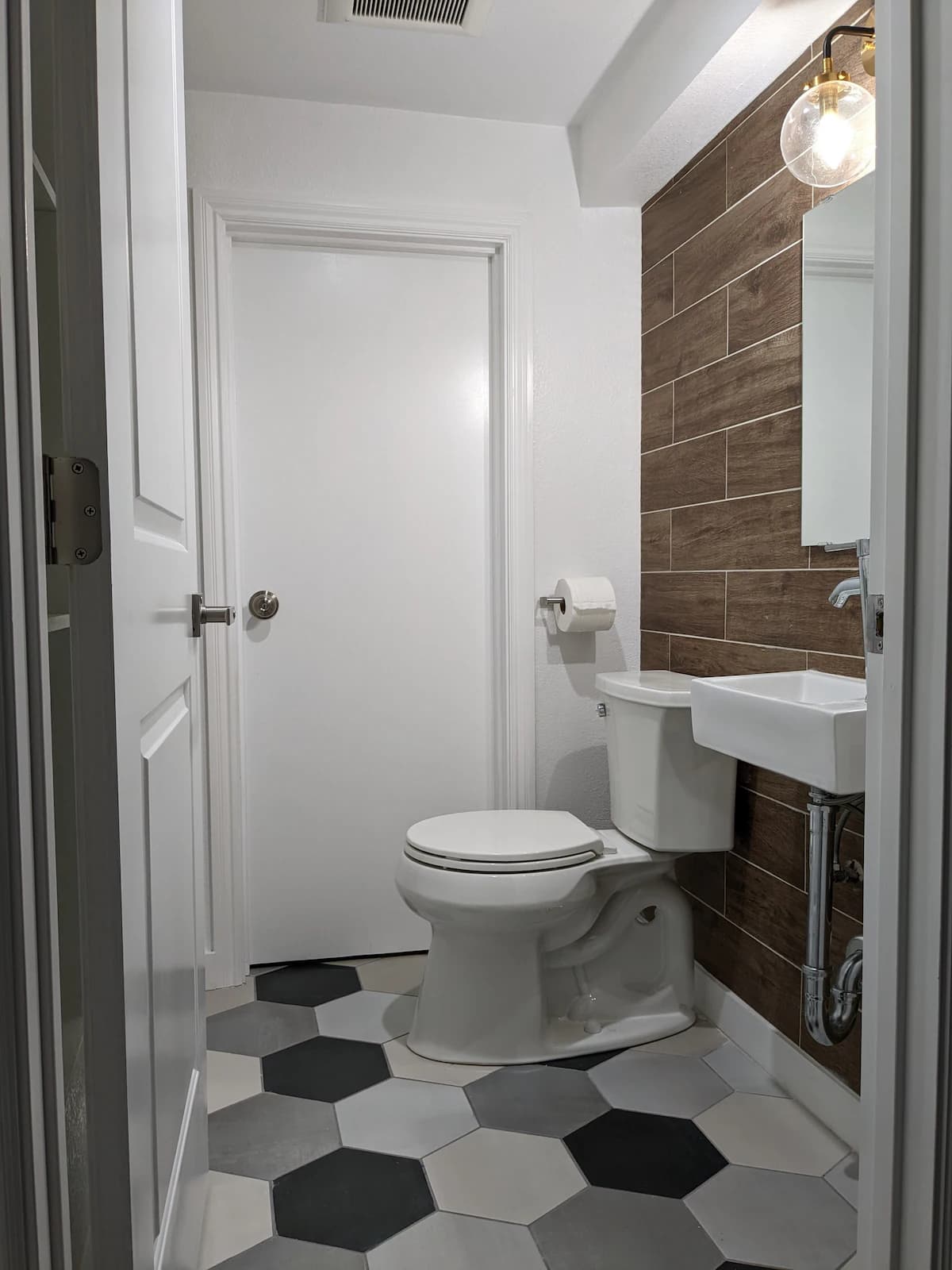 Parkside 2BR Suite with Private Patio & Parking - Photo 16