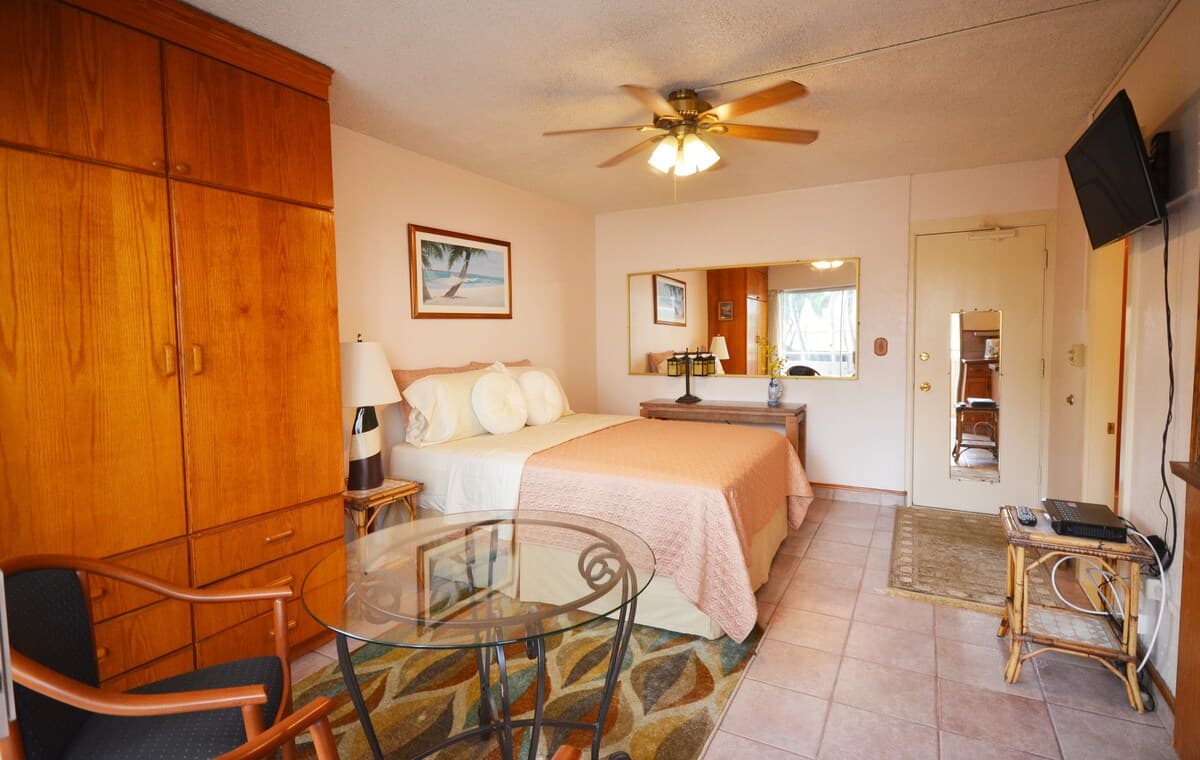 Condo in Honolulu · ★4.49 · Studio · 1 bed · 1 bath - Image 9