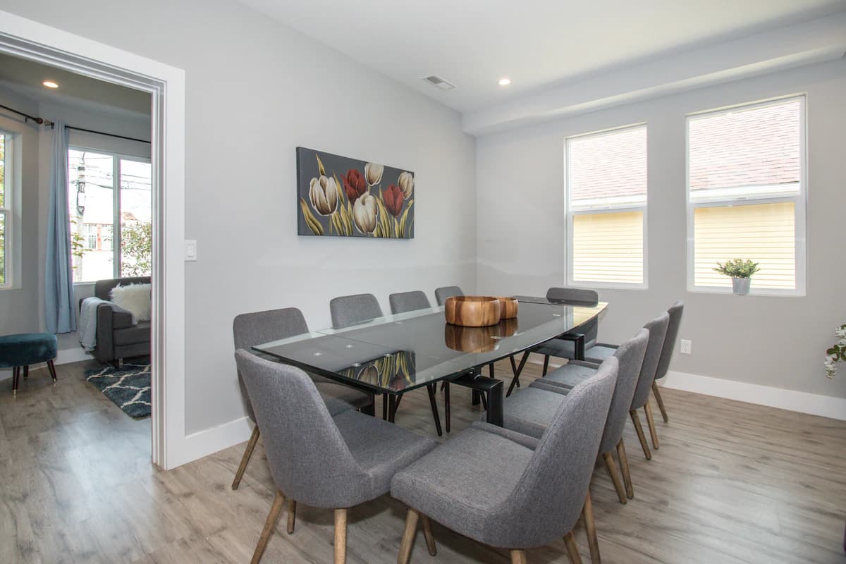 Home in Daly City · ★4.88 · 8 bedrooms · 16 beds · 5 baths - Image 10