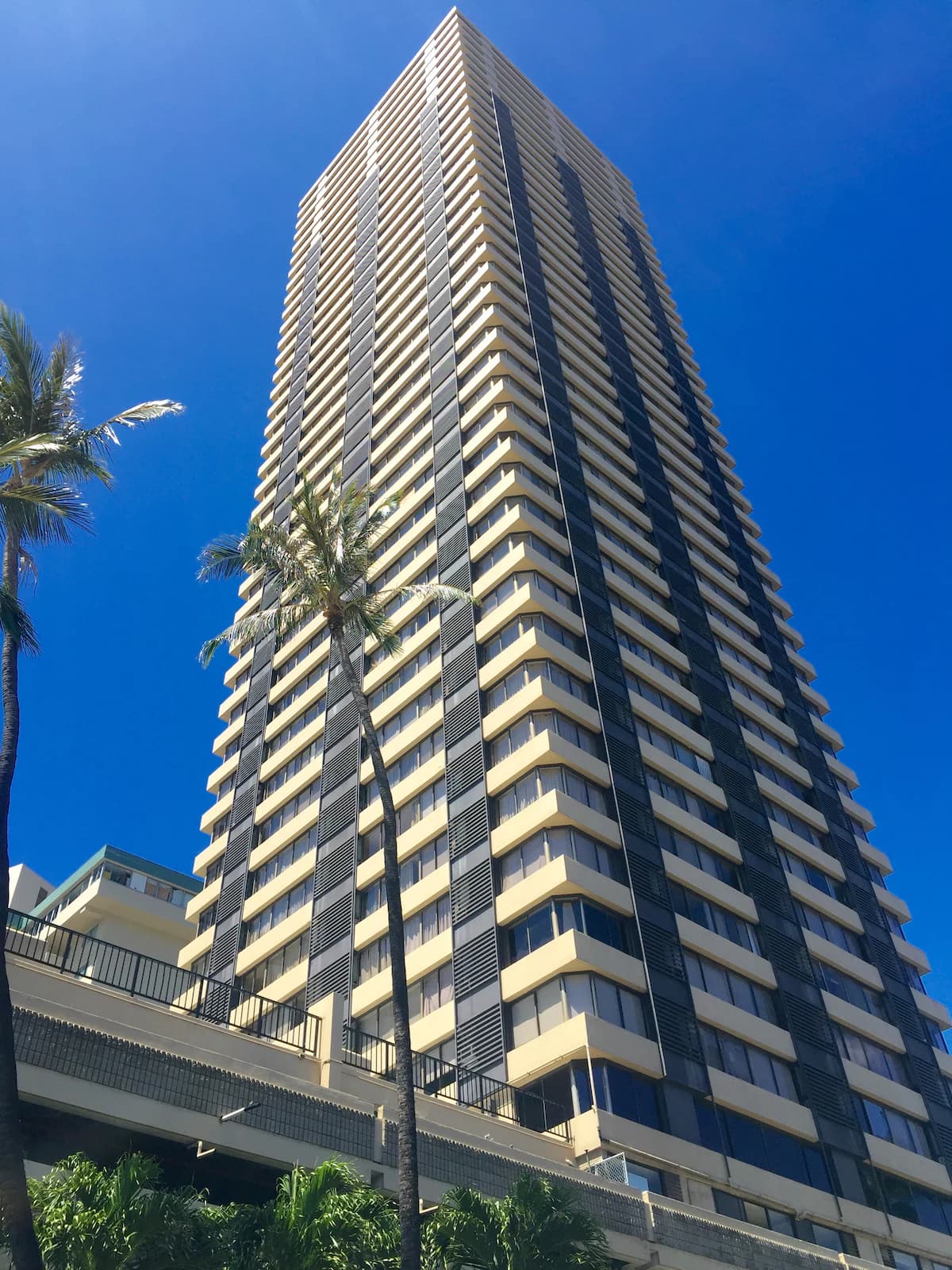 Condo in Honolulu · ★4.58 · 2 bedrooms · 5 beds · 2 private baths - Image 17