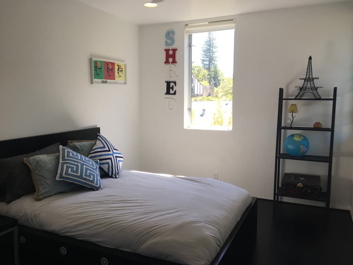 Home in Menlo Park · ★4.84 · 3 bedrooms · 3 beds · 3 baths - Image 11