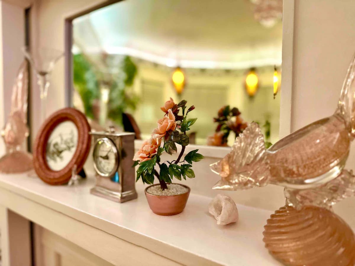 Victorian Oasis with Original Art & Chandeliers - Photo 9