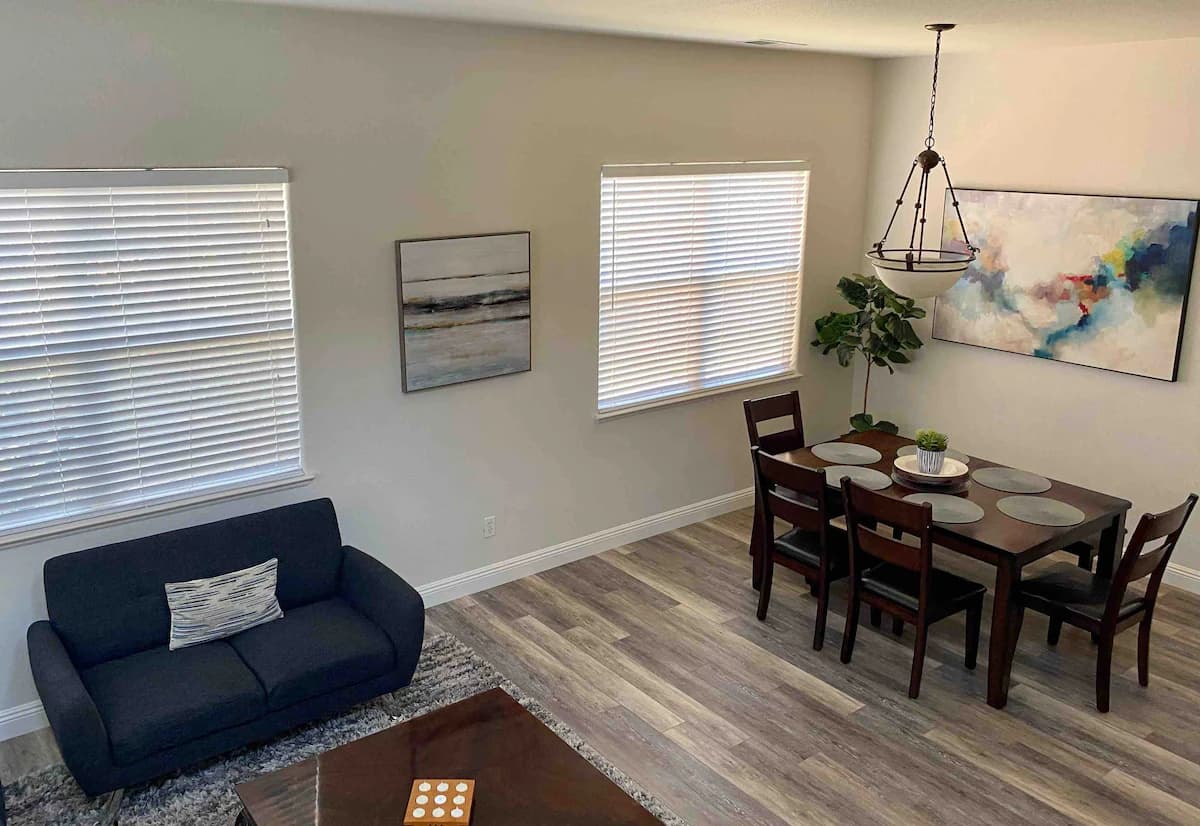 Home in East Palo Alto · ★4.79 · 4 bedrooms · 5 beds · 2.5 baths - Image 3