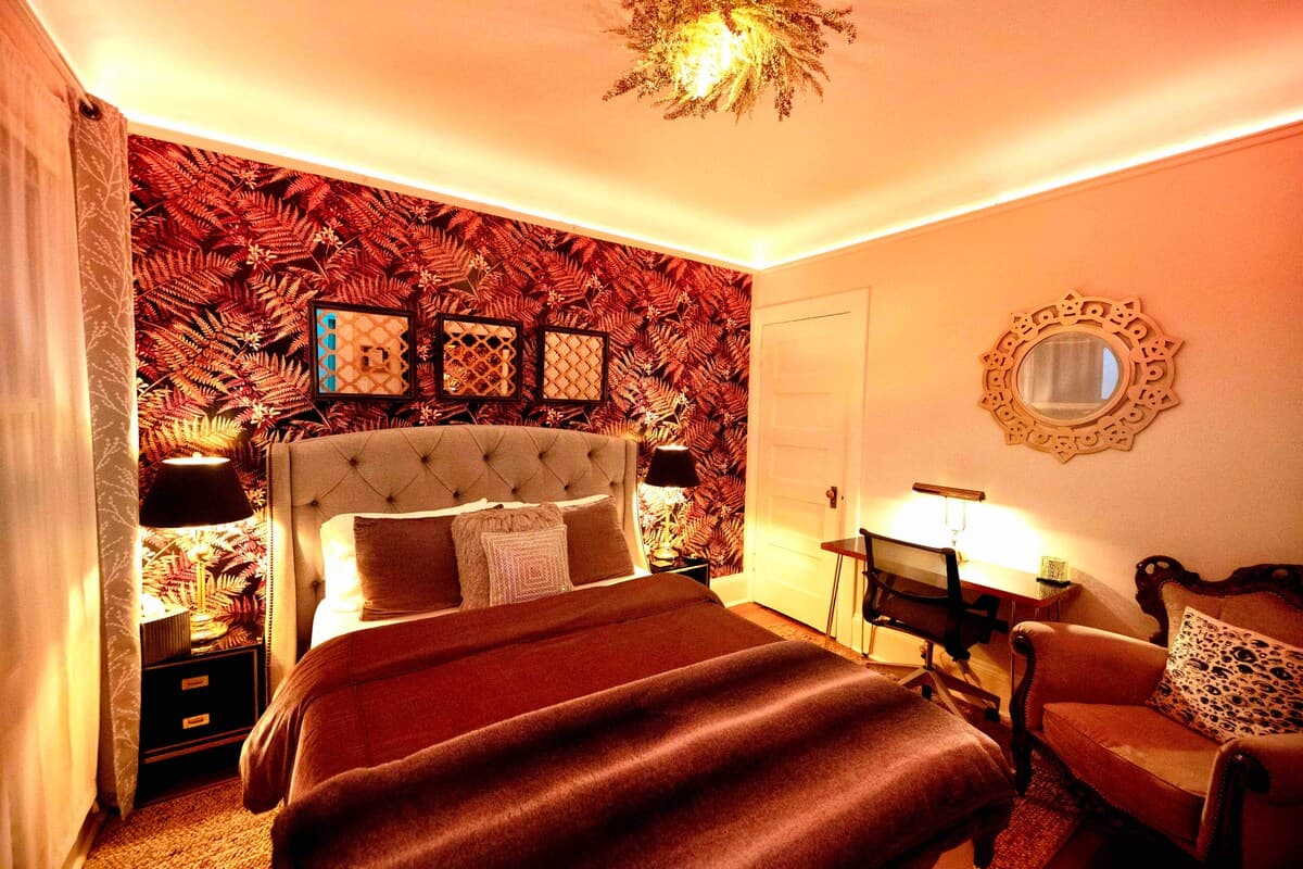Victorian Oasis with Original Art & Chandeliers - Photo 37