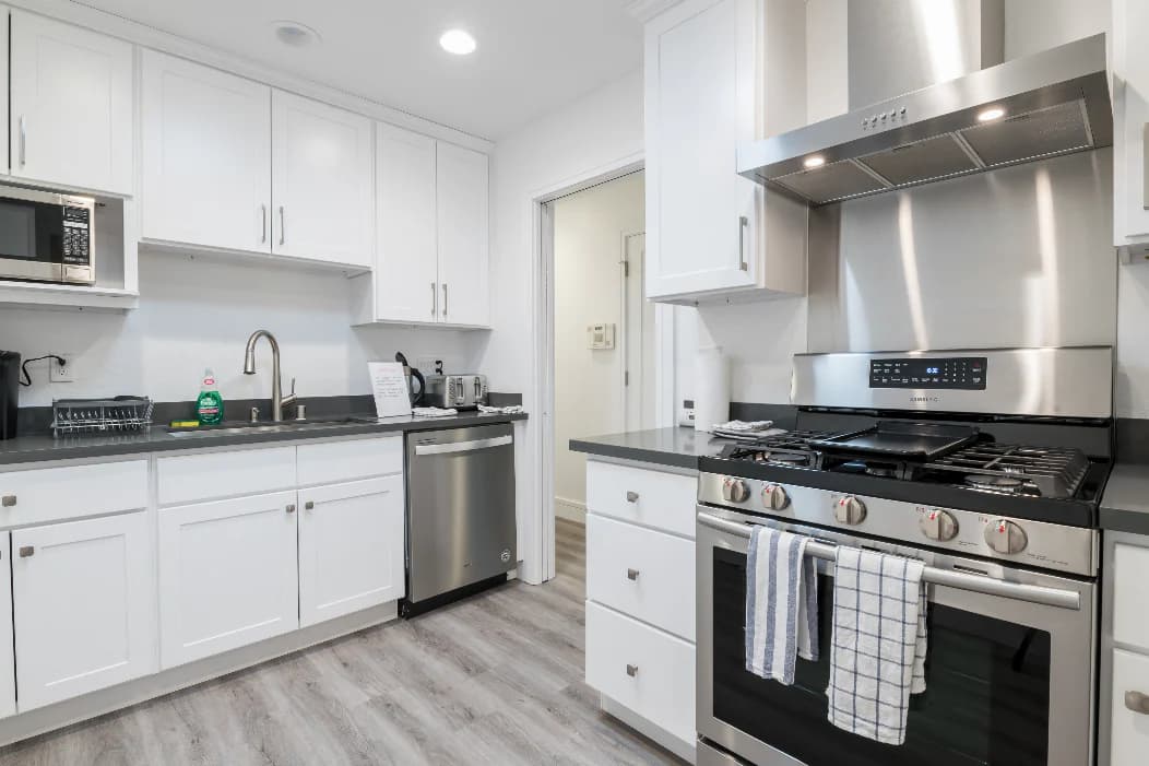Home in East Palo Alto · ★4.94 · 4 bedrooms · 4 beds · 2.5 baths - Image 10