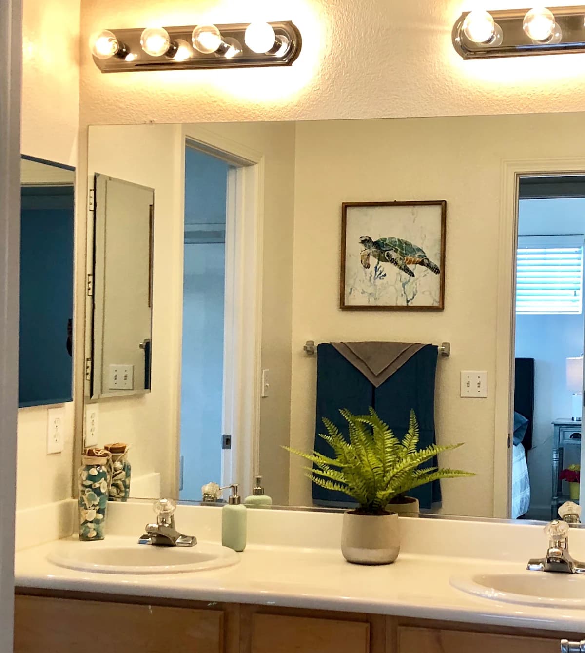 Home in East Palo Alto · ★4.79 · 4 bedrooms · 5 beds · 2.5 baths - Image 25