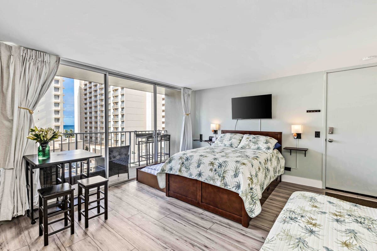 Condo in Honolulu · ★4.83 · Studio · 2 beds · 1 bath - Image 25
