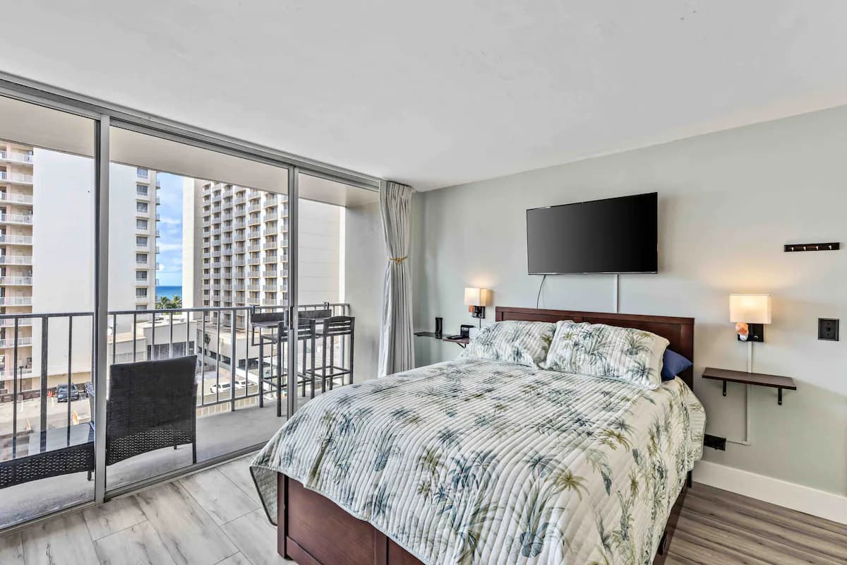 Condo in Honolulu · ★4.83 · Studio · 2 beds · 1 bath - Image 23