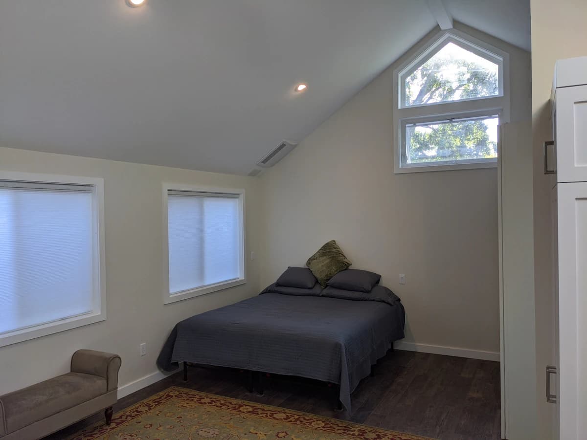 Private Alley-Entry Studio with Cathedral Ceiling - Photo 13