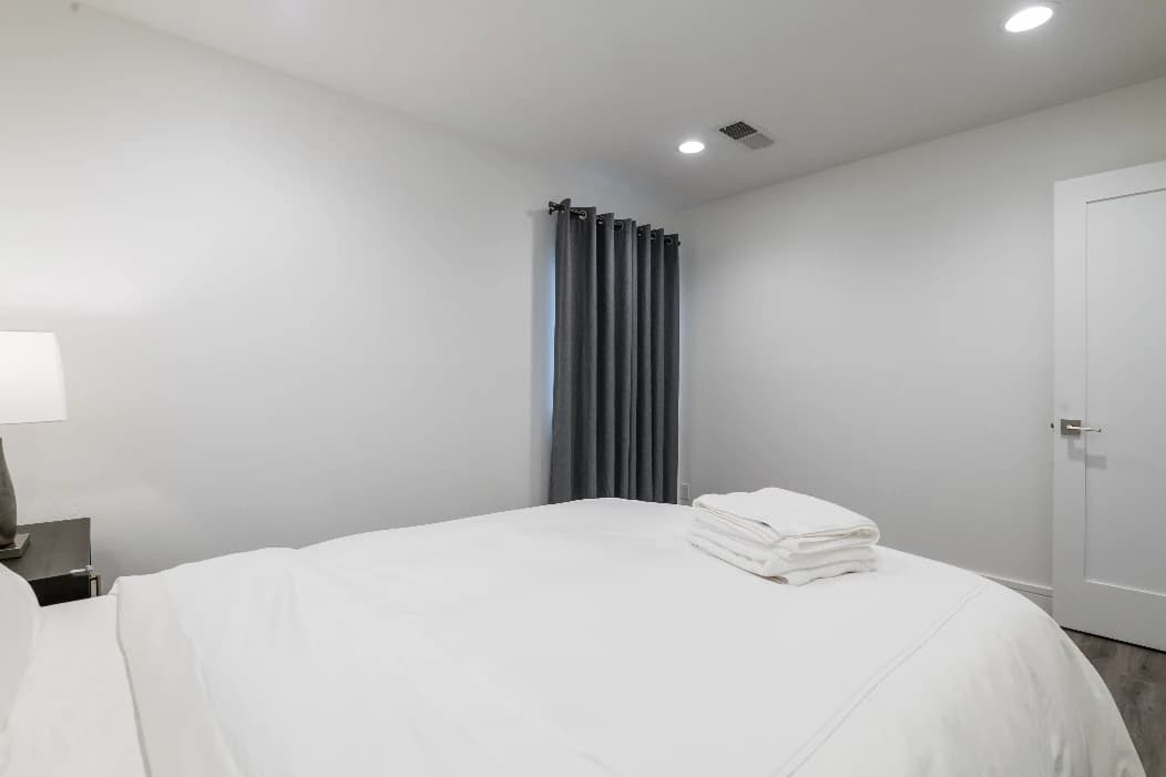 Home in East Palo Alto · ★4.94 · 4 bedrooms · 4 beds · 2.5 baths - Image 41