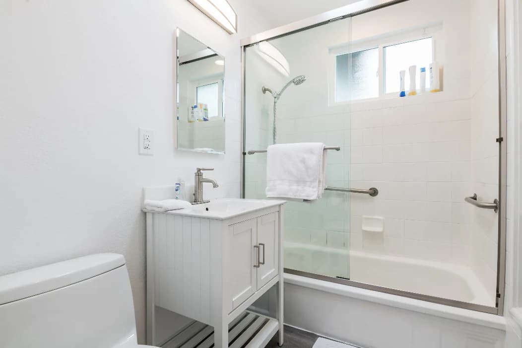 Home in East Palo Alto · ★4.94 · 4 bedrooms · 4 beds · 2.5 baths - Image 50