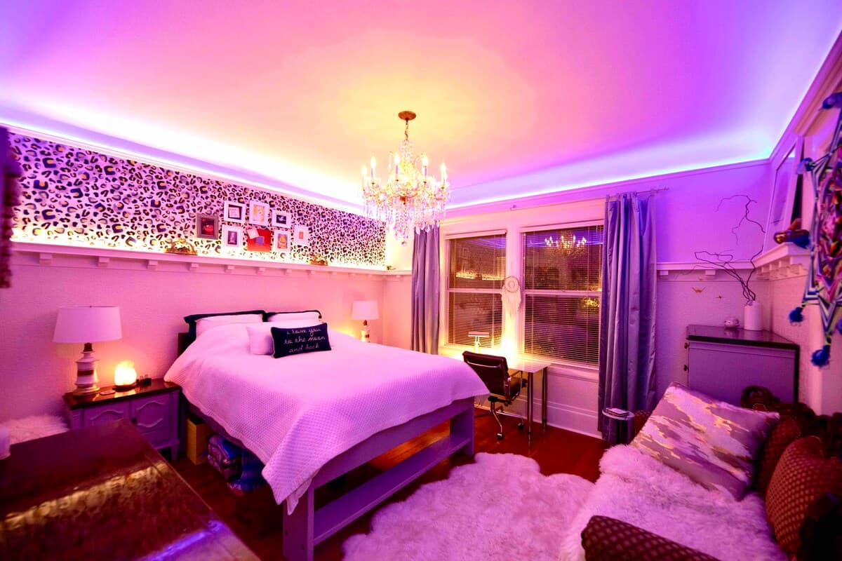 Victorian Oasis with Original Art & Chandeliers - Photo 45