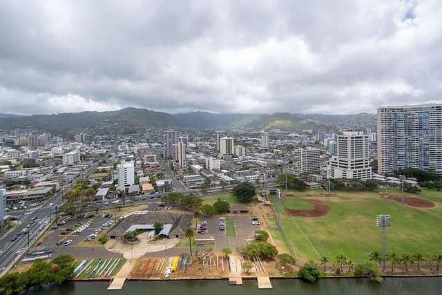 Condo in Honolulu · ★4.63 · Studio · 1 bed · 1 shared bath - Image 12