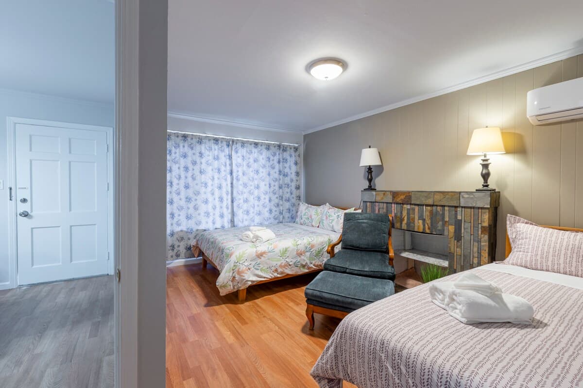 Home in Redwood City · ★4.6 · 3 bedrooms · 5 beds · 2 baths - Image 3