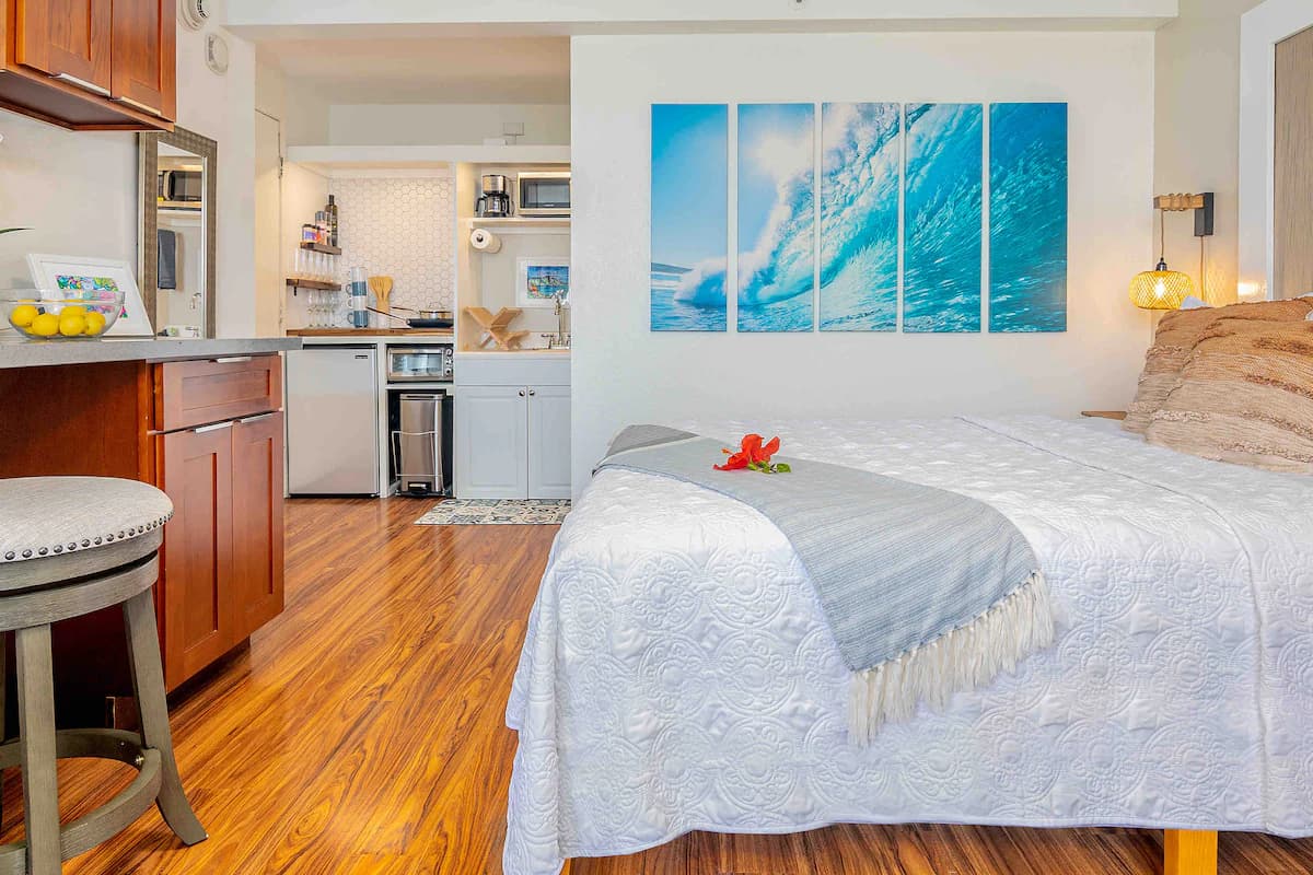 Condo in Honolulu · ★4.72 · Studio · 2 beds · 1 private bath - Image 7
