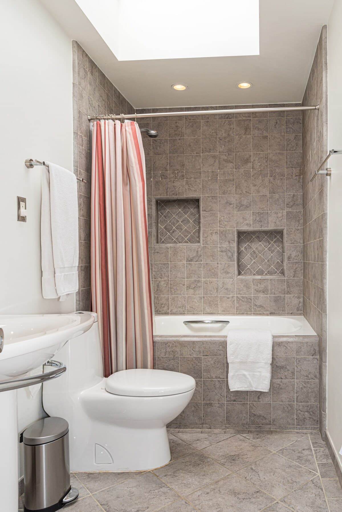 Bay & Mountain Views, Hot Tub, Shared Upper Floor - Photo 46