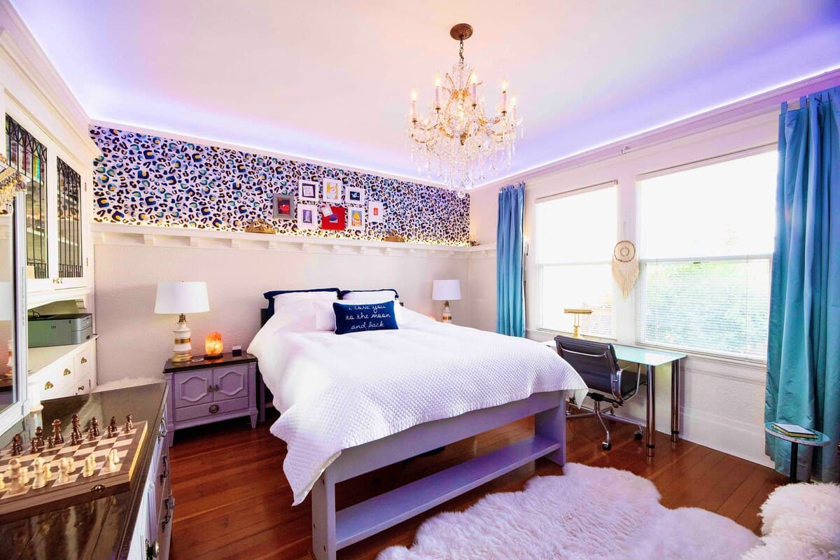 Victorian Oasis with Original Art & Chandeliers - Photo 43