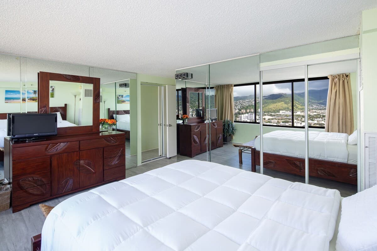 Condo in Honolulu · ★4.55 · 2 bedrooms · 4 beds · 2 private baths - Image 10