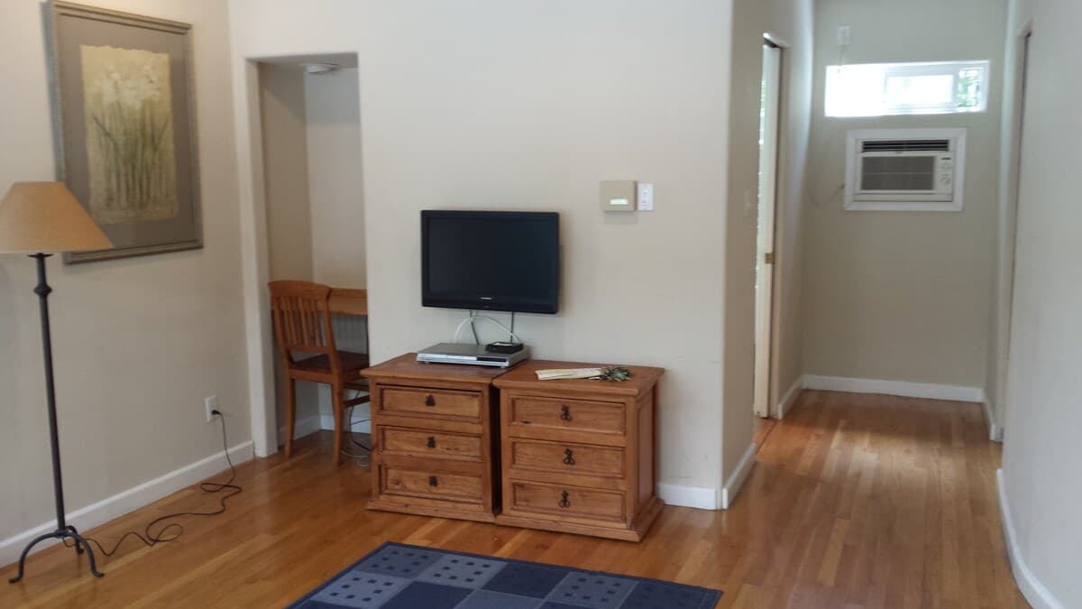 Townhouse in Palo Alto · ★3.82 · 1 bedroom · 1 bed · 1 bath - Image 19