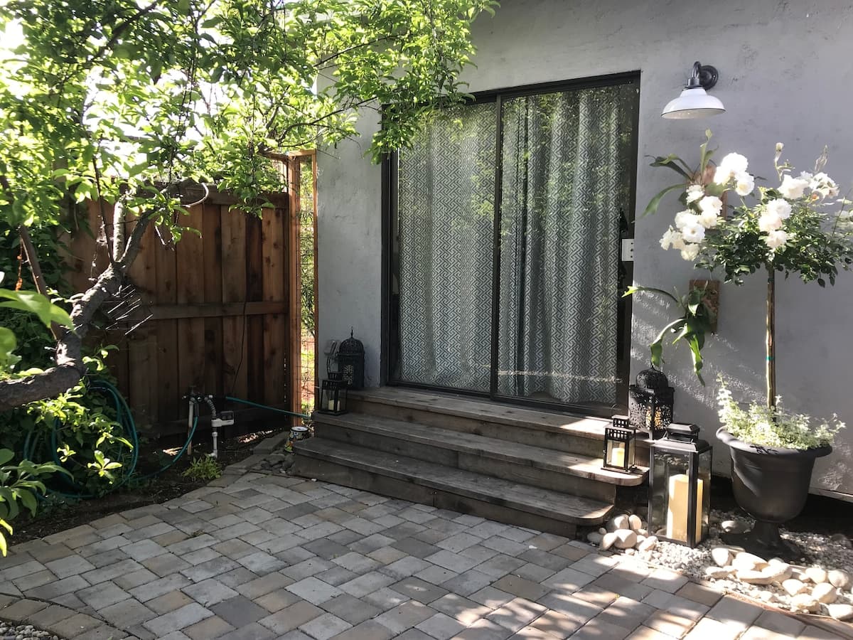Charming Backyard Cottage in Sunnyvale Garden - Photo 2