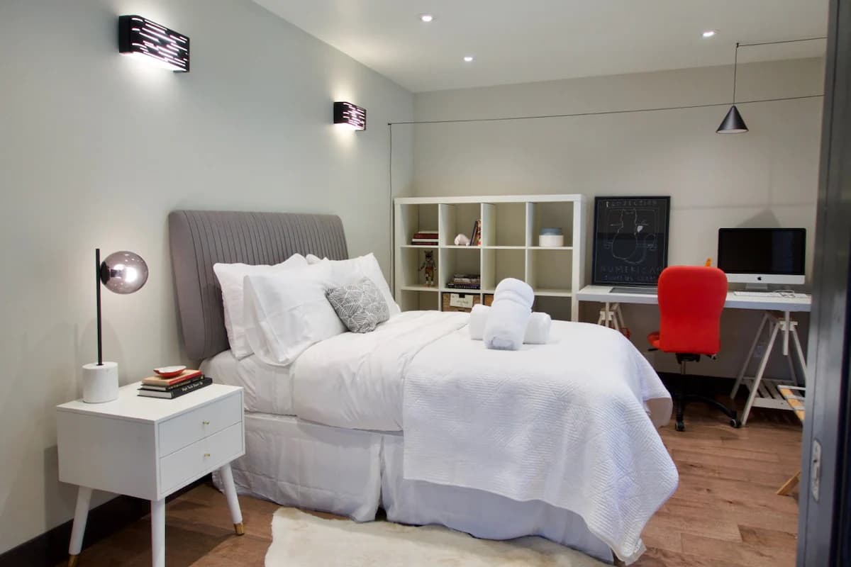 Home in Palo Alto · ★4.95 · 3 bedrooms · 3 beds · 3 baths - Image 22