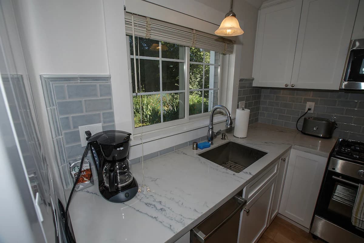 Guesthouse in Menlo Park · ★4.94 · 1 bedroom · 2 beds · 1 bath - Image 10
