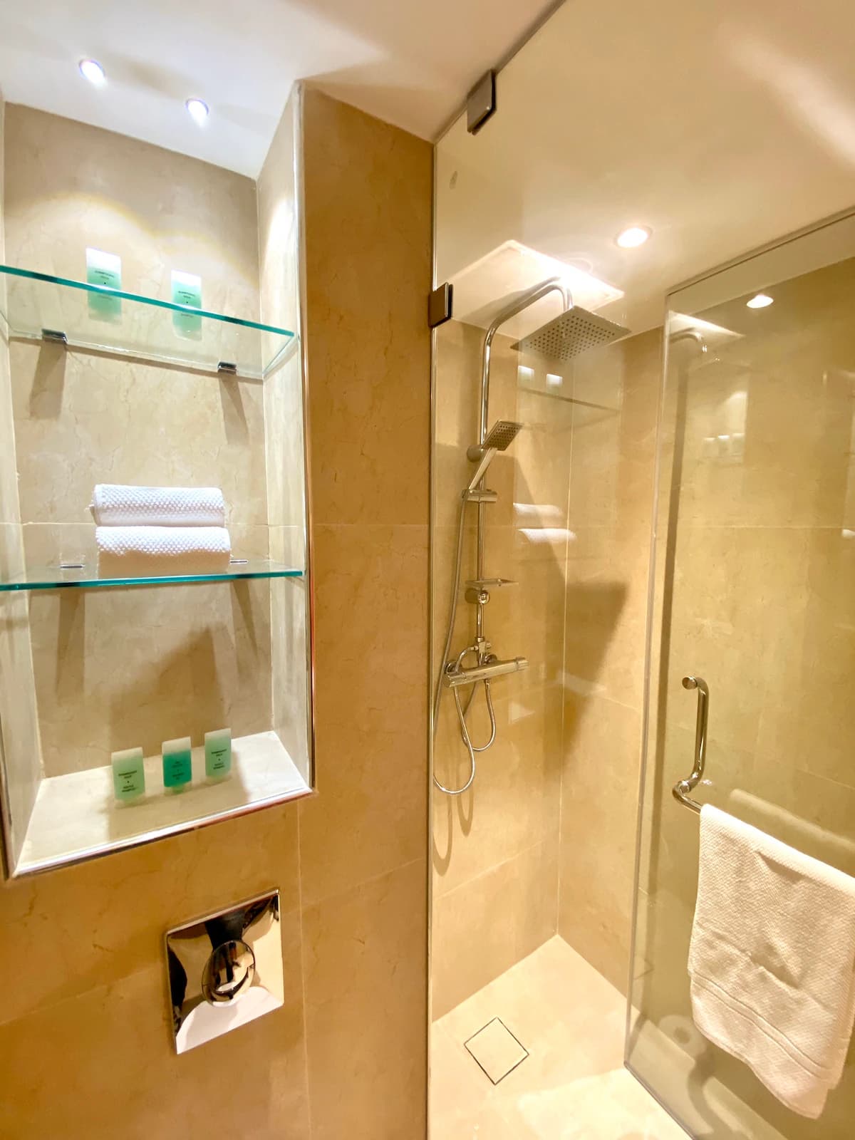 Home in Kailua-Kona · ★4.33 · 2 bedrooms · 3 beds · 2 private baths - Image 15