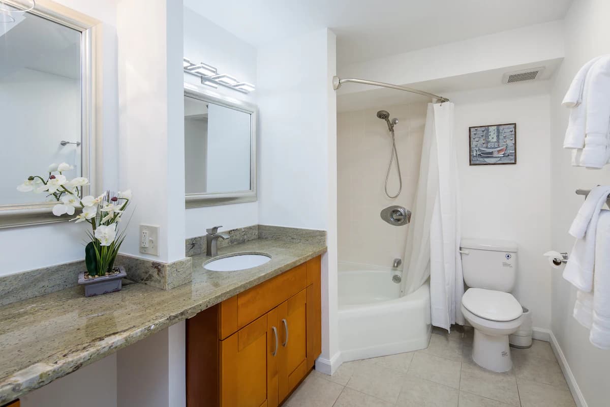 Condo in Honolulu · ★4.58 · 2 bedrooms · 5 beds · 2 private baths - Image 7