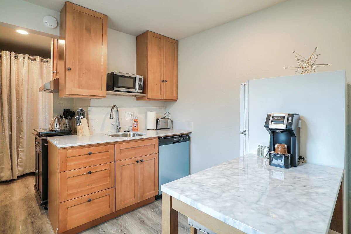 Home in Mountain View · ★4.88 · 4 bedrooms · 6 beds · 3.5 baths - Image 6