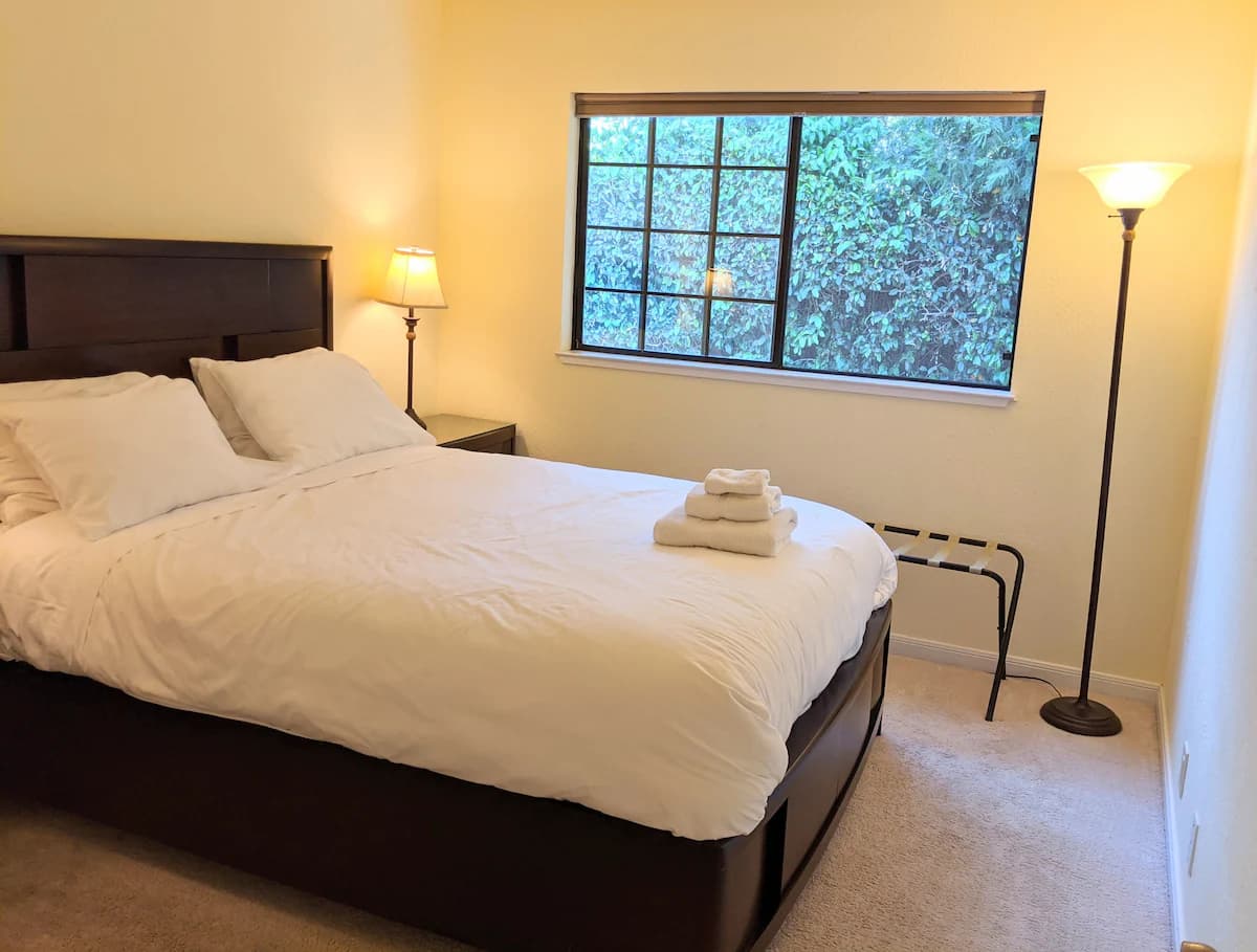 Home in Palo Alto · ★4.91 · 2 bedrooms · 2 beds · 1 bath - Image 8