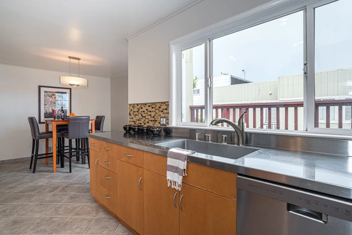 Bay & Mountain Views, Hot Tub, Shared Upper Floor - Photo 15
