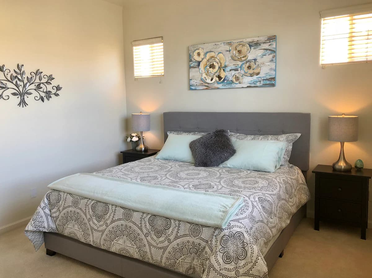 Home in East Palo Alto · ★4.79 · 4 bedrooms · 5 beds · 2.5 baths - Image 12