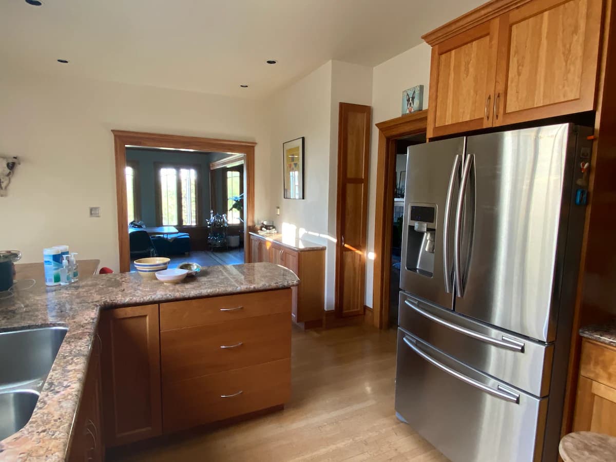 Spacious Modern Home with Fireplace & Free Parking - Photo 6