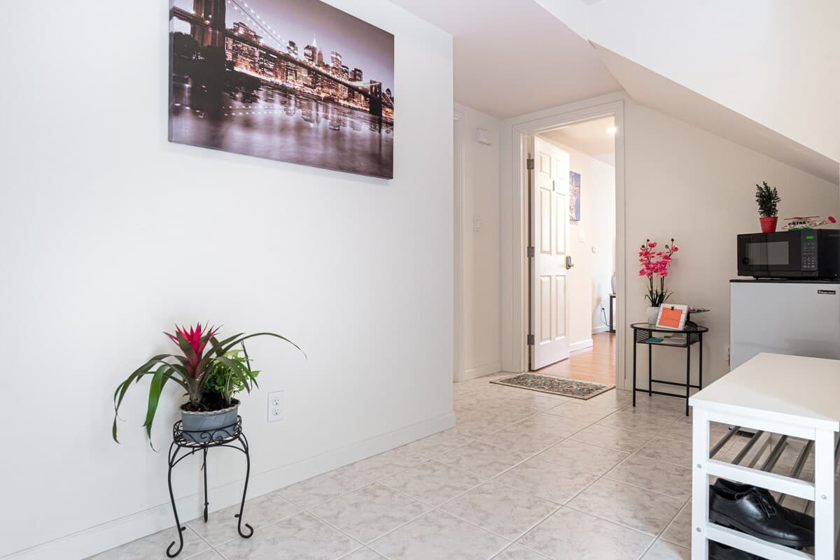 Relaxed 3B/2Ba Home with Private Parking - Photo 11